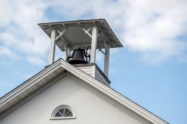 Eine Kirchenglocke Auf Dem Dach Einer Alten Holzkirche Pennsylvania — Stockfoto