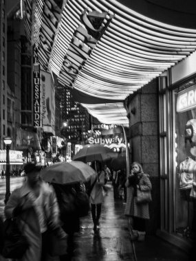 New York, New York, ABD - 31 Ocak 2008 - Manhattan şehir merkezinde 31 Ocak 2008 'de bir Times Square metro istasyonunun önündeki yağmurlu geceye siyah beyaz bir bakış.