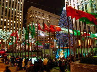 New York, New York, ABD - 3 Ocak 2008 - Manhattan şehir merkezinde bayrakları ve Noel ağacı olan kalabalık bir Rockefeller Center.