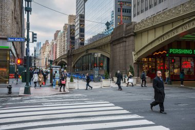 NEW YORK-JANUARY 19 - Grand Central Terminali 'nin karşısındaki kavşaktaki yayalar 19 Ocak 2017' de New York 'ta.