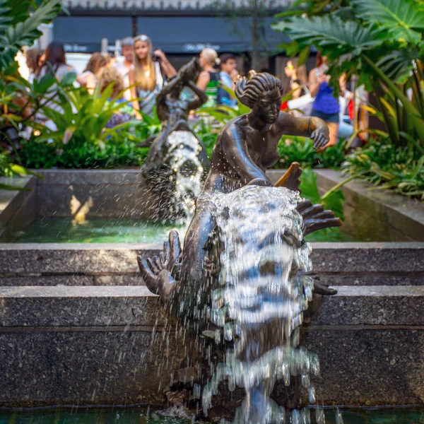 NEW YORK-JULY 24 - Rockefeller Center 'da çeşmeli bronz bir heykel 24 Temmuz 2015' te New York 'ta.