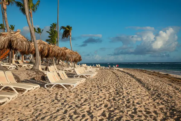 多明尼加共和国蓬塔卡那海滩边的客厅椅子 免版税图库照片