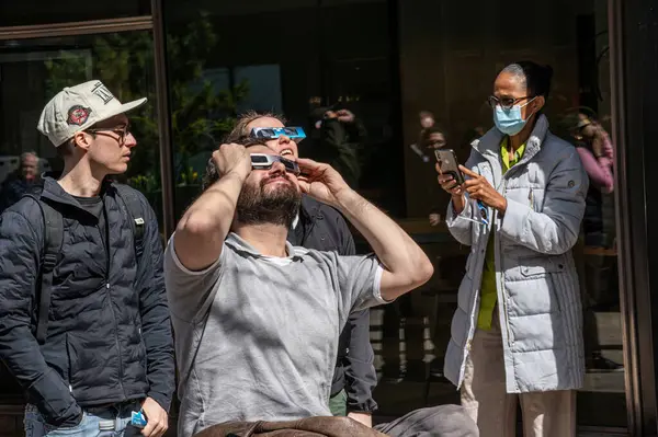 Нью Йорк Апрель Жители Нью Йорка Рассматривают Солнечное Затмение Апреля Лицензионные Стоковые Изображения