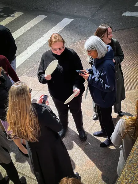 New York April Seorang Wanita Yang Menggunakan Lubang Jarum Untuk Stok Gambar