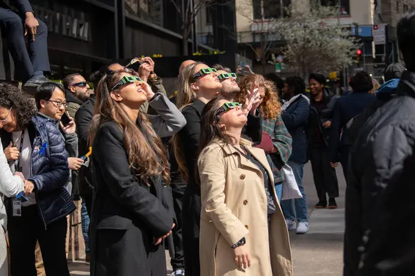 Нью Йорк Апрель Жители Нью Йорка Рассматривают Солнечное Затмение Апреля Лицензионные Стоковые Фото