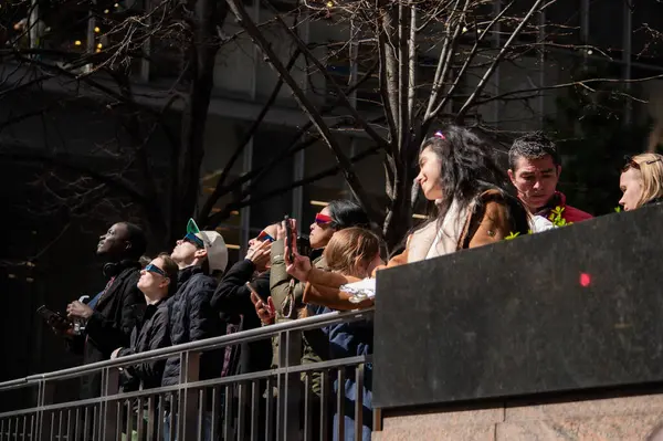 4月8日 2024年4月8日 纽约人在曼哈顿市中心观看日食 图库照片