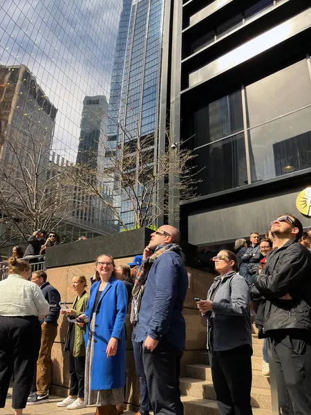 4月8日 2024年4月8日 纽约人在曼哈顿市中心观看日食 图库图片