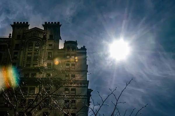 Der Linsenblitz Zeigt Die Partielle Sonnenfinsternis April 2024 Downtown Manhattan lizenzfreie Stockfotos