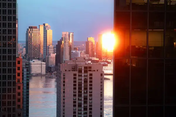 Een Heldere Zonsopgang Reflecteert Van Het Centrum Van Manhattan Wolkenkrabbers Stockafbeelding
