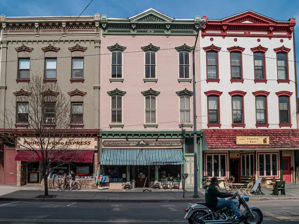 HONESDALE, PENNSYLVANIA - 8 NİSAN: 8 Nisan 2008 'de Honesdale, Pensilvanya' da klasik mağazalar ile Ana Cadde 'ye bir bakış.