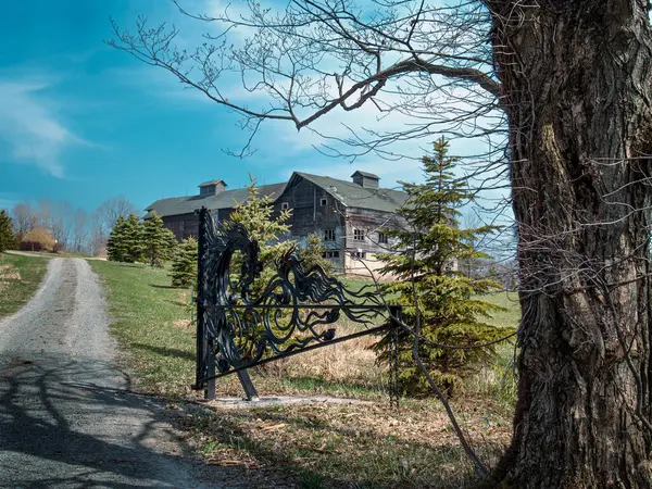 Handcrafted Iron Gate Welcomes You Old Barn Honesdale Pennsylvania Zdjęcia Stockowe bez tantiem