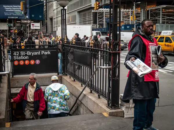 New York April Seorang Pria Mendistribusikan Surat Kabar New York Stok Foto Bebas Royalti