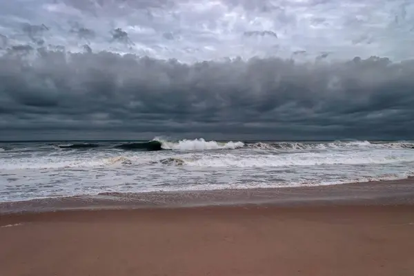 Burzliwe Niebo Szorstki Surf Jak Pozostałości Huraganu Earl Zbliża Się Zdjęcia Stockowe bez tantiem