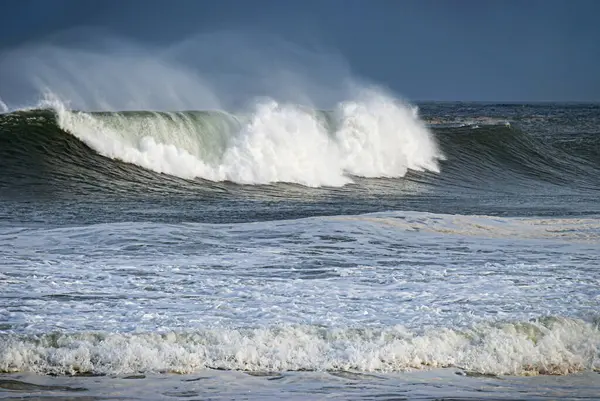 Isot Aallot Murtuvat Pitkin Rannikkoa Belmar New Jersey Aikana Eremnants tekijänoikeusvapaita kuvapankkikuvia