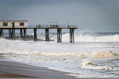 Ocean Grove, New Jersey 'deki eski balıkçı iskelesine yaklaşan Earl Kasırgası kalıntıları..