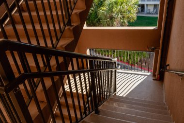 Rengarenk apartman merdivenlerinde parlak Florida güneşi.