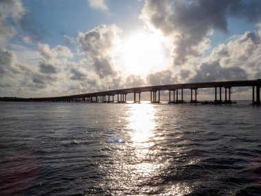 Destin, Florida 'daki William T. Marler Köprüsü üzerinde dramatik bir gökyüzü.