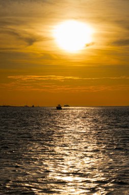 Günbatımı Sandy Hook 'un körfezinde Jersey kıyısı boyunca.