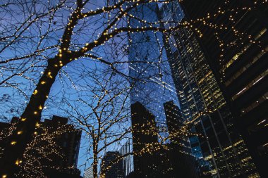 Manhattan 'ın aşağısındaki gökdelenleri ışıklandırın..