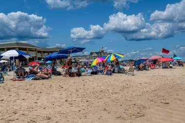 22 Haziran 2019 'da New Jersey Gölü' nde insanlar güzel bir yaz gününde kalabalık bir plajda rahatlar..