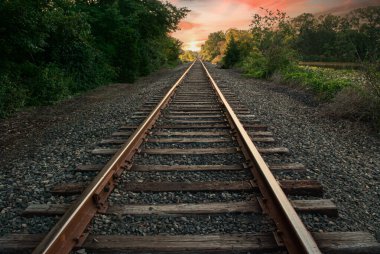 New Jersey, Middlesex County 'deki Thompson Parkı' ndan geçen bu rayların üzerindeki gün batımları....