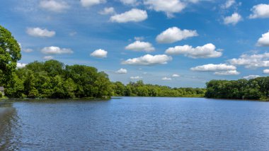 Allentown, New Jersey 'deki Conines Mill Pond üzerinde şişkin bir gökyüzü manzarası.