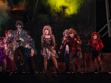 JACKSON, NEW JERSEY - 31 Ekim 2005 'te Jackson New Jersey' de Altı Bayrak Taşımacılık 'ta şarkı ve dans sanatçıları.