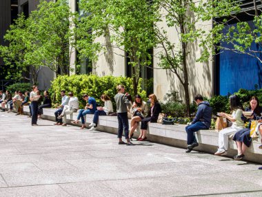 23 Nisan 2025 'te Manhattan şehir merkezinde insanlar öğle yemeğinin tadını çıkarıyorlar..