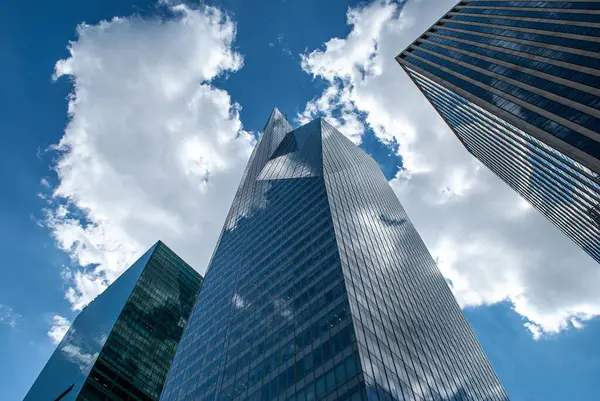 Manhattan şehir merkezindeki modern çelik ve cam gökdelenlere bakıyorum..