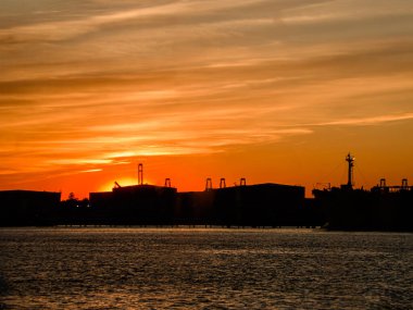 Staten Island 'daki New York Körfezi' nde canlı bir günbatımı.