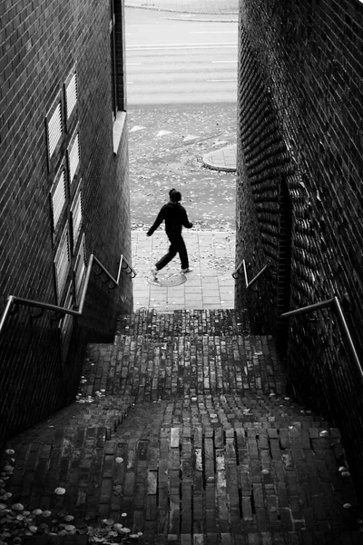 Старая Кирпичная Лестница Нисходящей Перспективе Молодым Городским Человеком Движении Размыт — стоковое фото