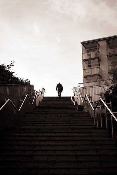 Şehir Ortamında Merdivenlerin Başındaki Adamın Silueti — Stok fotoğraf