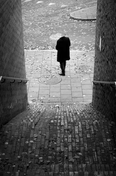 Homme Sans Tête Fumant Dans Rue Bas Des Escaliers — Photo