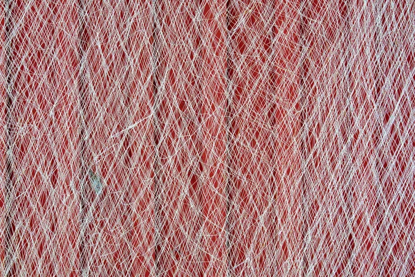 Detailní Záběr Rybářské Sítě Zavěšené Červené Dřevěné Stěně Zaschnout — Stock fotografie