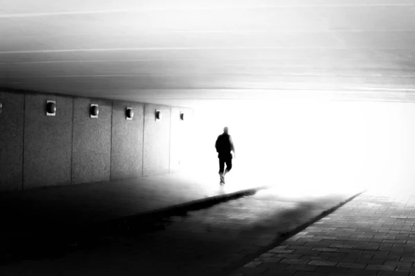 映画の中で男の認識できないシルエットは黒と白の光の中を歩いてぼかす — ストック写真