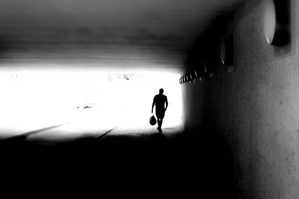 Sylwetka Nierozpoznawalnego Mężczyzny Niewyraźnym Ruchu Chodzącego Ciemnym Tunelu — Zdjęcie stockowe