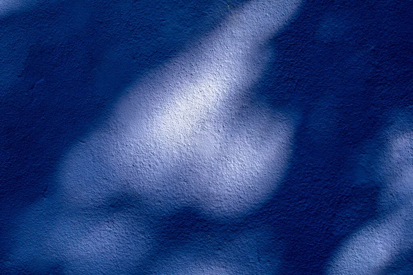 Крупный План Синей Штукатурки Стены Тенями Солнца — стоковое фото