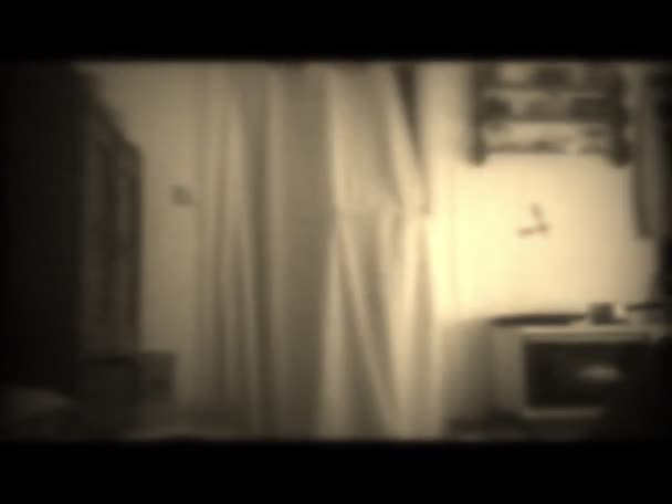 彼女の家でゆっくり動く無差別な女性のセピアで古いファッションビデオ — ストック動画