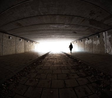 Bulanık hareketli bir kadının şehir tünelinde yürürken görüntüsü..