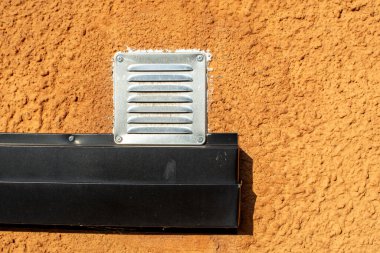 Eski turuncu duvardaki hava boşluğuna yakın çekim..