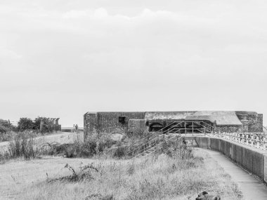 Terk edilmiş 2. Dünya Savaşı 'ndan kalma beton kazazede. Shoeburyness sahilinde. Deniz kenarındaki Essex 'te askeri savunma birlikleri Gunners Park' taki bataklık zemininde.. 