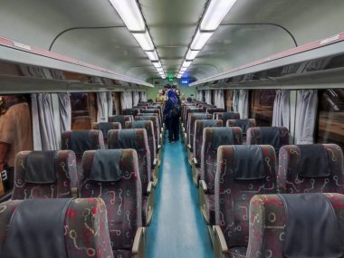 Johor Bahru, Malezya, 8 Ekim 2022. KTM treninin içeriden görünüşü Singapur ve Johor Bahru arasında. KTM tren hizmetleri Woodland Tren Kontrol Noktası ve Johor Bahru Sentral Tren İstasyonu güzergahı.