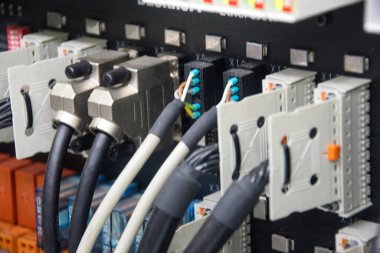 Singapur - 18 Ekim 2022: Programlanabilir Mantık Denetleyici PLC çok çeşitli endüstriyel otomasyon sistemlerinin kontrolü için gelişmiş teknoloji