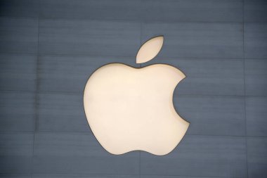 Singapur - 22 Ekim 2022: Orchard Road, Singapur yakınlarındaki Apple mağazasının büyük duvarında Apple logosu görülüyor.