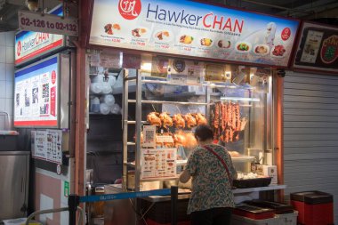 Singapur - 17 Sep 2022: Hong Kong Soya Sosu Tavuk Pirinç ve Erişte Çin Mahallesi, Singapur. Michelin 'in en ucuz rehber yiyeceğidir..