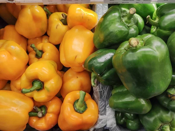 市场上的青椒和黄椒 — 图库照片