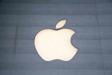 Singapur - 22 Ekim 2022: Orchard Road, Singapur yakınlarındaki Apple mağazasının büyük duvarında Apple logosu görülüyor.