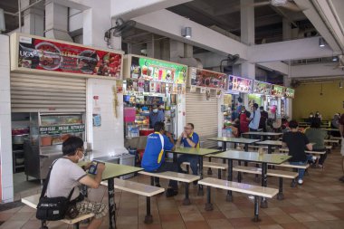 Singapur-10 Kasım 2022: Albert Centre Market ve Singapur Gıda Merkezi. Bugis, Singapur 'da ucuz ve iyi yiyecekler sunar..
