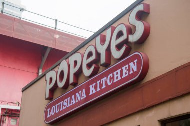 Singapur-10 Kasım 2022: Popeyes tavuk fast food restoranı, Louisiana mutfağı