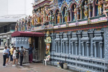 Singapur-10 Kasım 2022: Bugis Singapur 'daki Sri Krishnan tapınağının görüntüsü. Singapur 'un en eski tapınaklarından biridir ve Singapur' daki tek Güney Hindistan tapınağıdır.